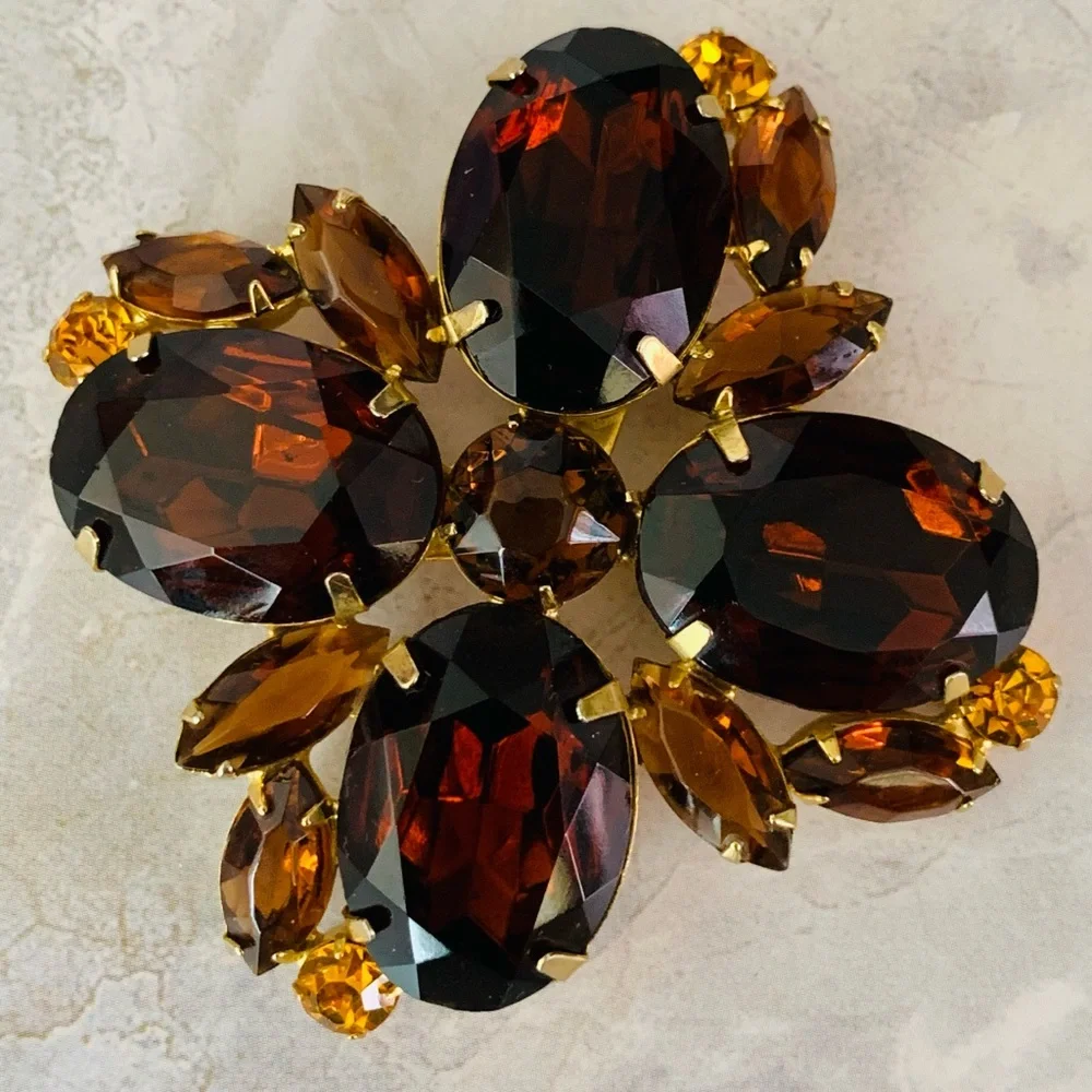 N/A elegant brooch